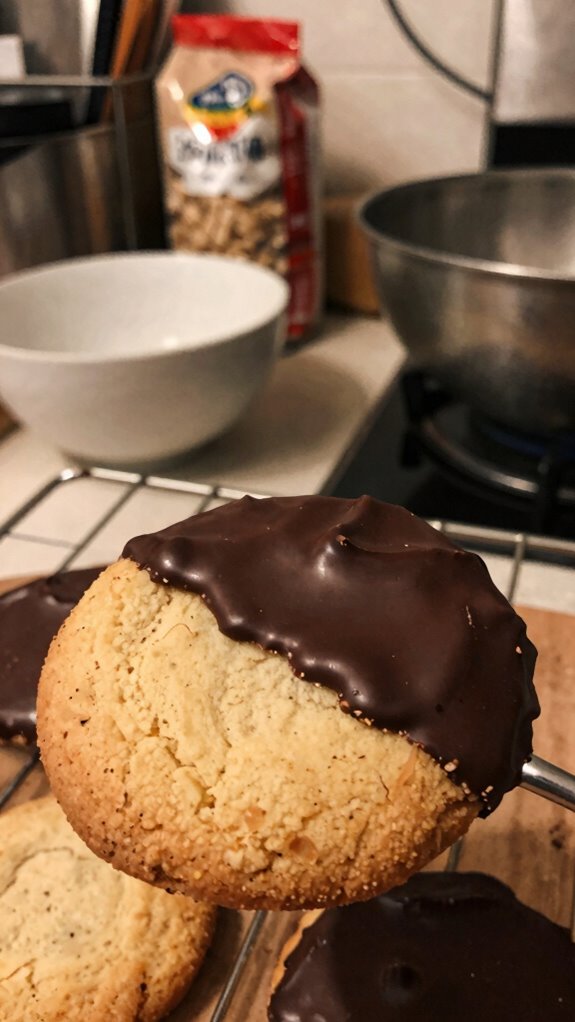 elegant shortbread cookie presentation